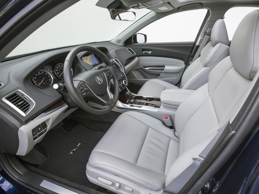 Интерьер Acura TLX 2.4L 2015 года  (фото 7 из 17)